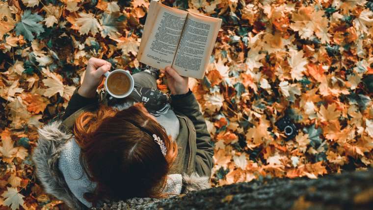 Książki na jesienne i zimowe wieczory – co warto przeczytać?