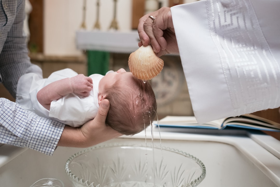 Jak dobrać idealną sukienkę na chrzest? Porady i inspiracje