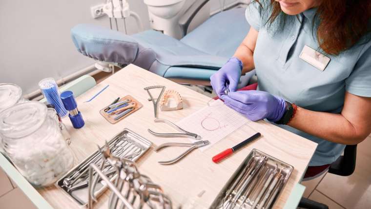 Zalety i proces wszczepiania implantów zębowych: Kompletny przewodnik