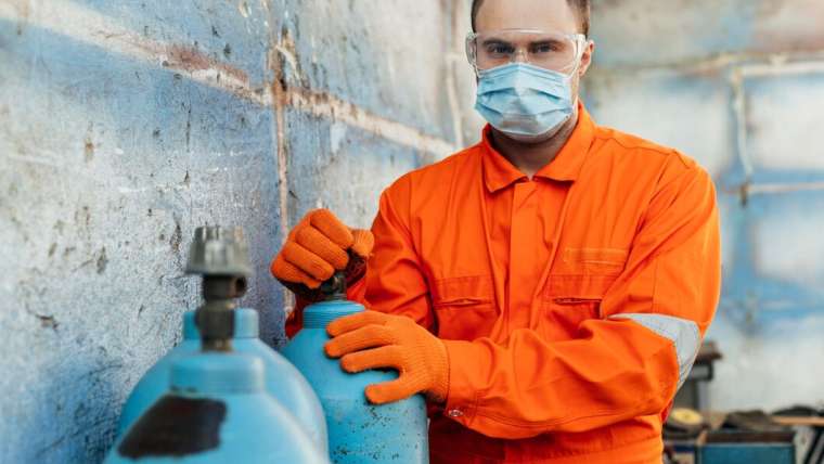 Jak odzież antyelektrostatyczna może zwiększyć bezpieczeństwo w przemyśle chemicznym?