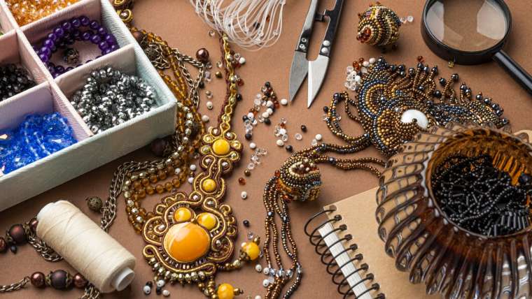 Jak wybrać idealny łańcuszek – przewodnik po biżuterii z nietypowych materiałów