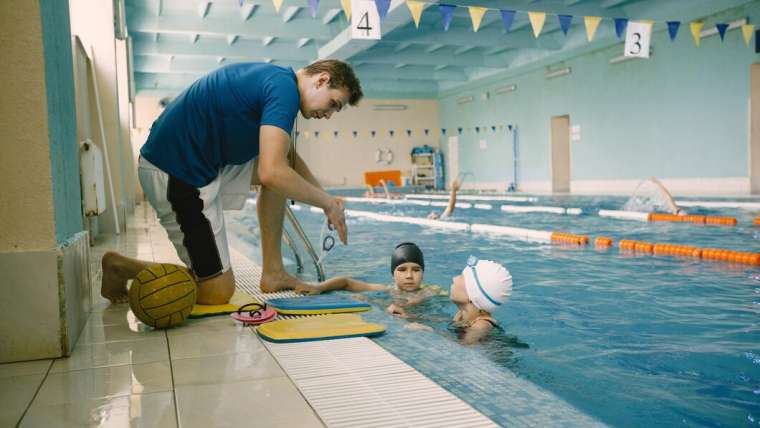 Jak bezpieczne nauki pływania wpływają na rozwój fizyczny i emocjonalny dziecka