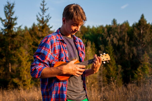 Muzyczne odkrycia: jak zacząć przygodę z grą na nowym instrumencie